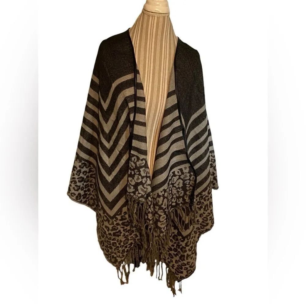 Vince Camuto one size shawl poncho excellent condition